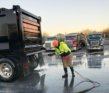 mobile washer washing his truck trailer using the 2-step gun system